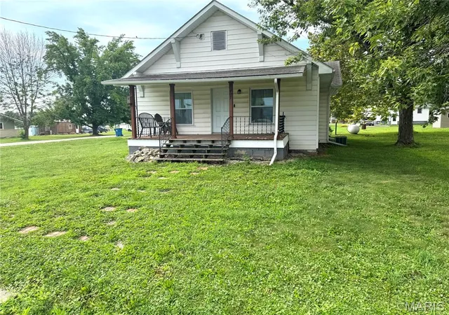 Photo 2 of Single family home for sale at 407 E 5th, Shelbyville, MO 63469 | MLS# MIS26048208 | Listing updated on 2026-09-01