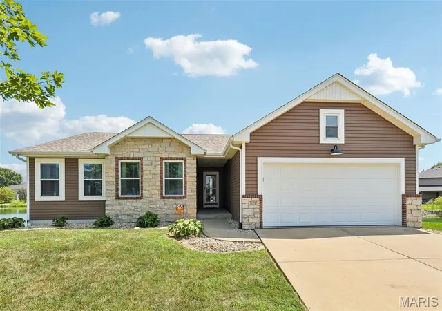 Photo 3 of Sale Pending at 731 W 5th St, Saint Jacob, IL 62281 | MLS# MIS26048228 | Listing updated on 2026-09-03