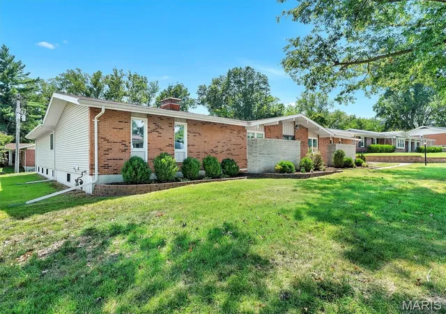 Photo 2 of Single family home for sale at 22 La Gorce Dr, Chesterfield, MO 63017 | MLS# MIS26048245 | Listing updated on 2026-09-13