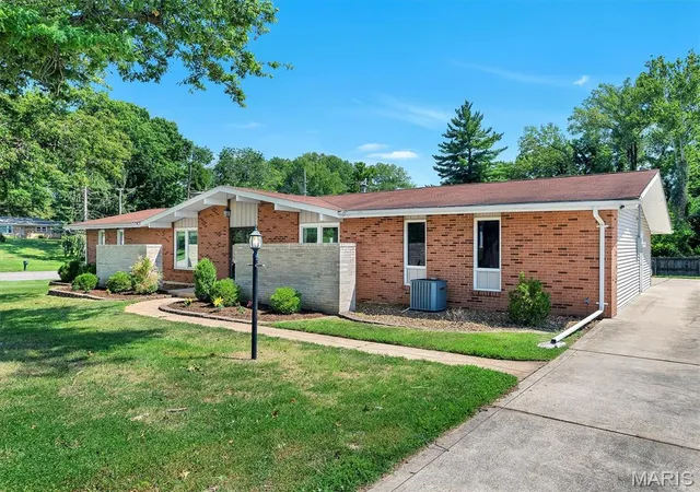 Photo 3 of Single family home for sale at 22 La Gorce Dr, Chesterfield, MO 63017 | MLS# MIS26048245 | Listing updated on 2026-09-13