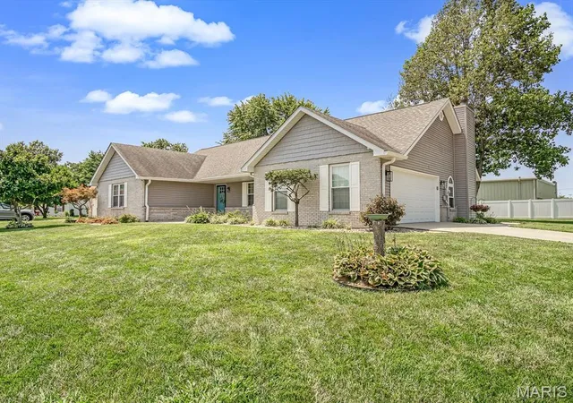 Single family home for sale at 113 Suburban Dr, Smithton, IL 62285 | MLS# MIS26048268