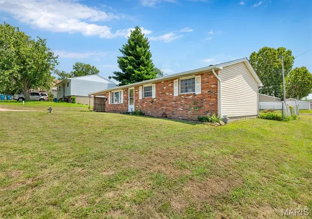 Photo 2 of Single family home for sale at 160 Harnett Ave, Wood River, IL 62095 | MLS# MIS26048273 | Listing updated on 2026-08-04