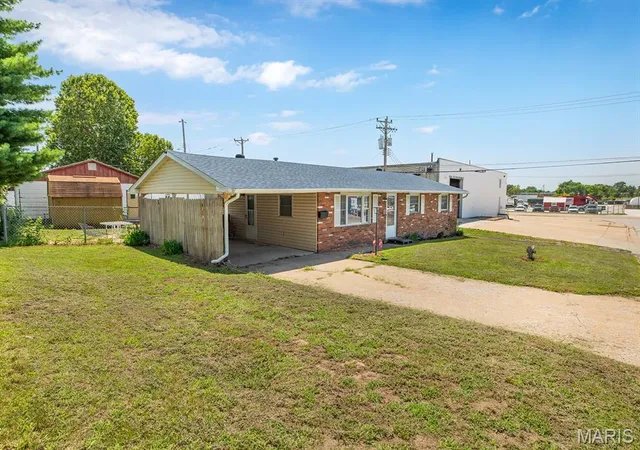 Photo 2 of Single family home for sale at 160 Harnett Ave, Wood River, IL 62095 | MLS# MIS26048273 | Listing updated on 2026-08-04