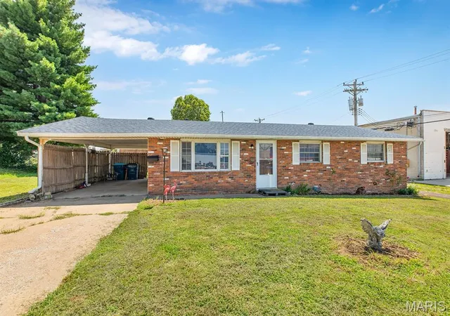 Photo 3 of Single family home for sale at 160 Harnett Ave, Wood River, IL 62095 | MLS# MIS26048273 | Listing updated on 2026-08-04