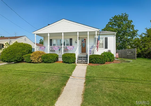 Photo 1 of Single family home for sale at 706 S Maple St, Brighton, IL 62012 | MLS# MIS26048278 | Listing updated on 2026-09-05