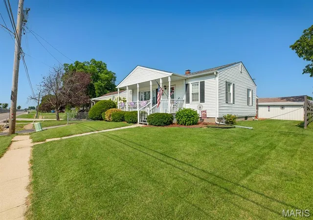 Photo 2 of Single family home for sale at 706 S Maple St, Brighton, IL 62012 | MLS# MIS26048278 | Listing updated on 2026-09-05