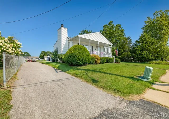 Photo 2 of Single family home for sale at 706 S Maple St, Brighton, IL 62012 | MLS# MIS26048278 | Listing updated on 2026-09-05