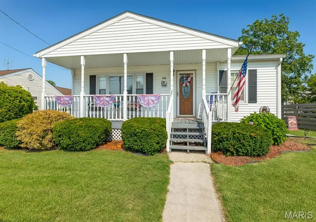 Photo 3 of Single family home for sale at 706 S Maple St, Brighton, IL 62012 | MLS# MIS26048278 | Listing updated on 2026-09-05