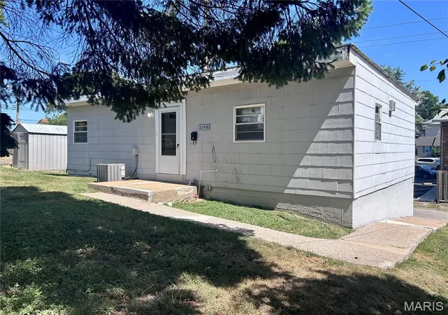 Photo 3 of Multi family home for sale at 222 S Jackson St, Belleville, IL 62220 | MLS# MIS26048294 | Listing updated on 2026-08-12
