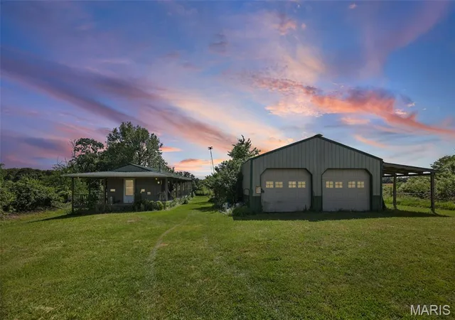 Photo 1 of Single family home for sale at 92 Lewis Ln, Hillsboro, IL 62049 | MLS# MIS26048298 | Listing updated on 2026-09-08
