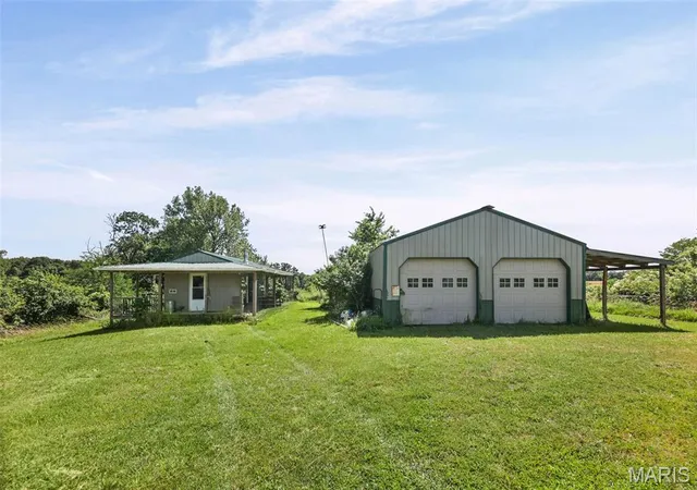 Photo 2 of Single family home for sale at 92 Lewis Ln, Hillsboro, IL 62049 | MLS# MIS26048298 | Listing updated on 2026-09-08
