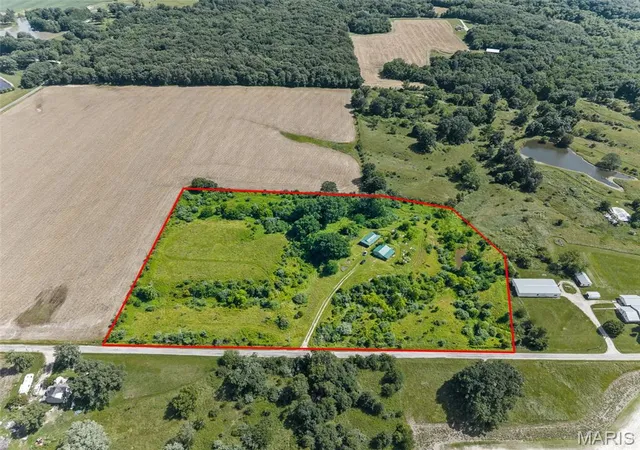 Photo 3 of Single family home for sale at 92 Lewis Ln, Hillsboro, IL 62049 | MLS# MIS26048298 | Listing updated on 2026-09-08