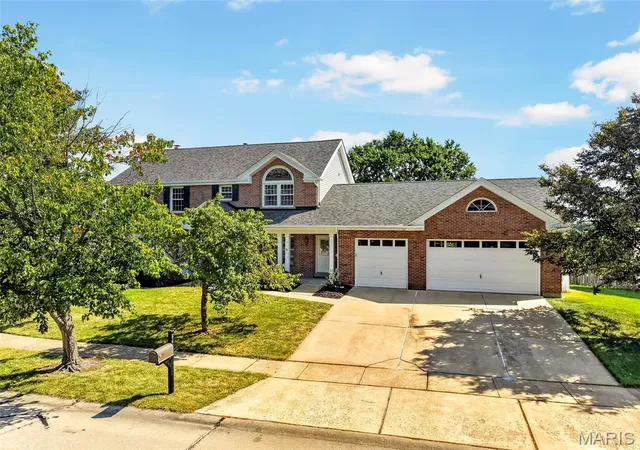 Photo 2 of Sale Pending at 847 Chancellor Hts Dr, Ballwin, MO 63011 | MLS# MIS26048304 | Listing updated on 2026-09-12