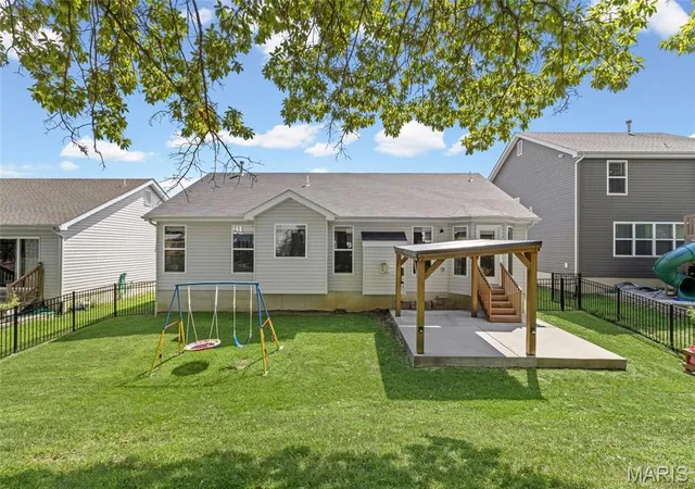 Photo 4 of Sale Pending at 811 Crestwood Ct, O Fallon, MO 63366 | MLS# MIS26048309 | Listing updated on 2026-08-28