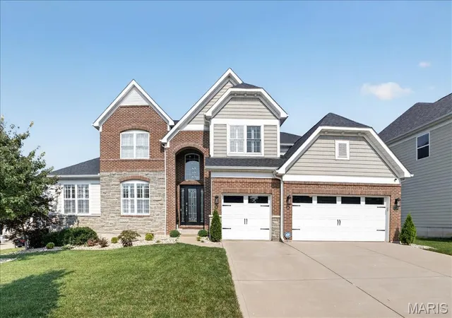 Photo 2 of Sale Pending at 302 Oak Stand Ct, Chesterfield, MO 63005 | MLS# MIS26048317 | Listing updated on 2026-08-21