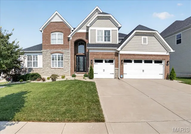 Photo 3 of Sale Pending at 302 Oak Stand Ct, Chesterfield, MO 63005 | MLS# MIS26048317 | Listing updated on 2026-08-21