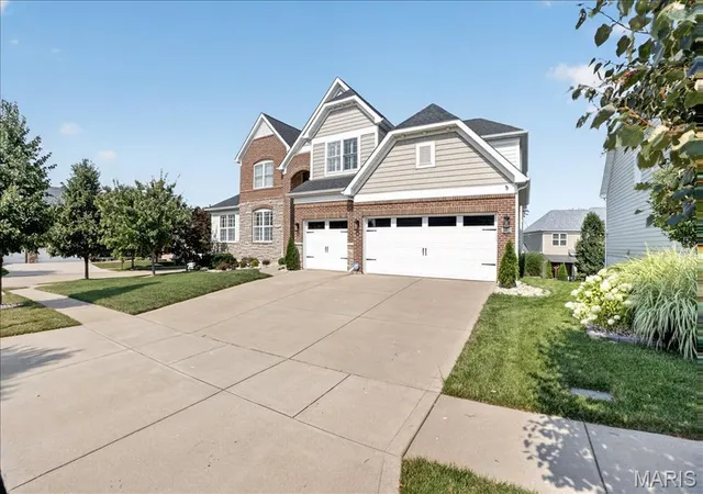 Photo 3 of Sale Pending at 302 Oak Stand Ct, Chesterfield, MO 63005 | MLS# MIS26048317 | Listing updated on 2026-08-21