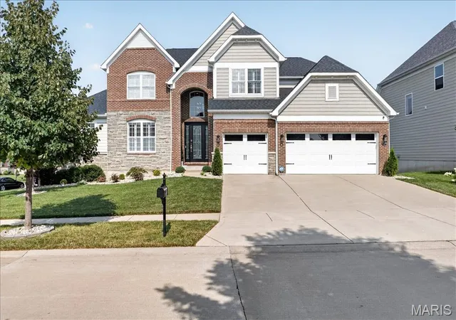 Photo 4 of Sale Pending at 302 Oak Stand Ct, Chesterfield, MO 63005 | MLS# MIS26048317 | Listing updated on 2026-08-21