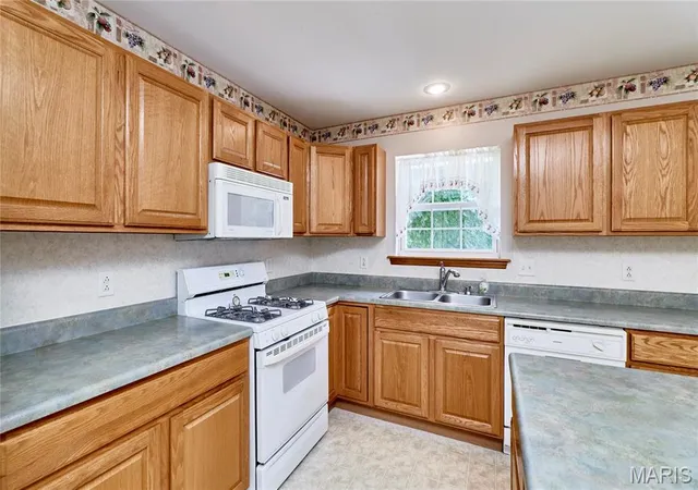 3rd image of 25 Spanish Oak Ct, Troy, MO 63379 | MLS# MIS26048319