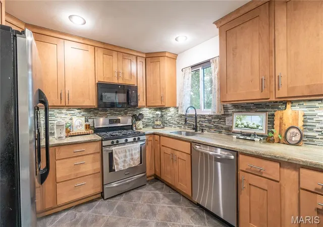 Photo 3 of Sale Pending at 28 Lori Cir, Maryland Heights, MO 63043 | MLS# MIS26048359 | Listing updated on 2026-08-18