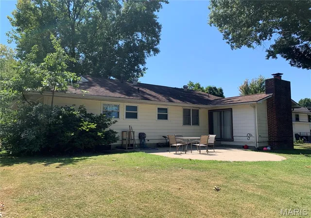Photo 2 of Single family home for sale at 1213 Killarney Dr, Greenville, IL 62246 | MLS# MIS26048364 | Listing updated on 2026-09-02