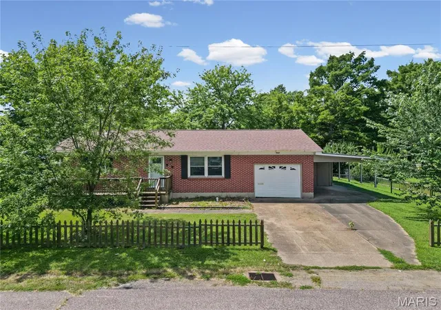 Photo 3 of Sale Pending at 237 Jackson St, Sullivan, MO 63080 | MLS# MIS26048376 | Listing updated on 2026-08-31