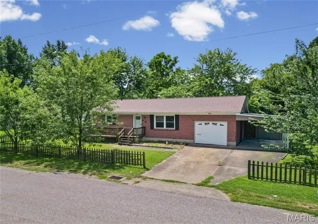 Photo 3 of Sale Pending at 237 Jackson St, Sullivan, MO 63080 | MLS# MIS26048376 | Listing updated on 2026-08-31