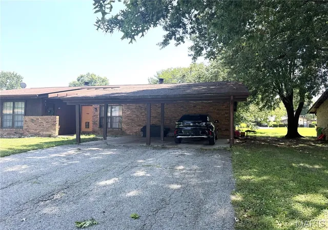 Photo 2 of Multi family home for sale at 112 Kingsway Dr, Belleville, IL 62226 | MLS# MIS26048385 | Listing updated on 2026-07-29