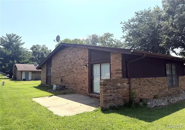 Photo 3 of Multi family home for sale at 112 Kingsway Dr, Belleville, IL 62226 | MLS# MIS26048385 | Listing updated on 2026-07-29