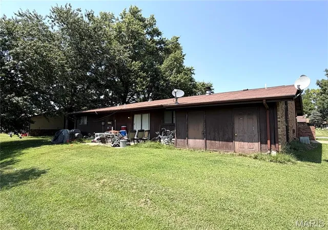 Photo 5 of Multi family home for sale at 112 Kingsway Dr, Belleville, IL 62226 | MLS# MIS26048385 | Listing updated on 2026-07-29