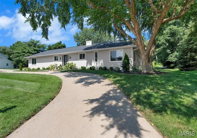 Photo 3 of Single family home for sale at 11 Rue Grand Dr, Lake Saint Louis, MO 63367 | MLS# MIS26048416 | Listing updated on 2026-09-08