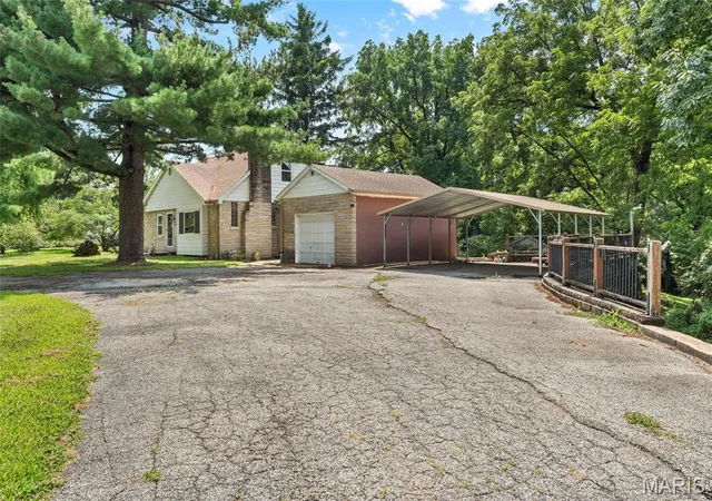 Photo 2 of Single family home for sale at 326 Hollywood Heights Rd, Caseyville, IL 62232 | MLS# MIS26048423 | Listing updated on 2026-08-30