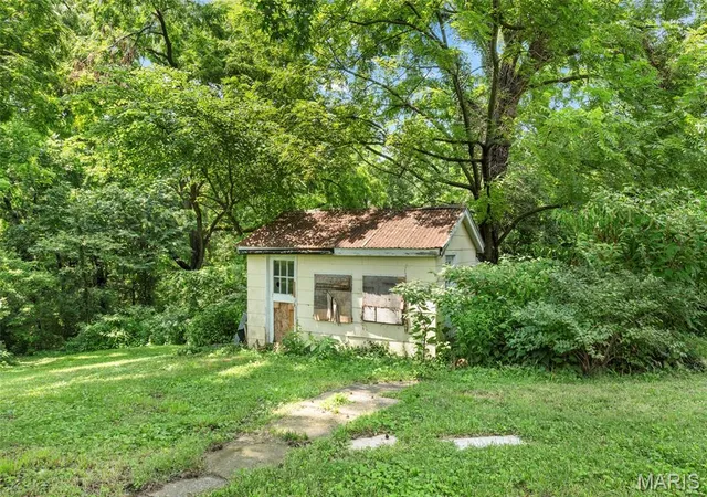 Photo 2 of Single family home for sale at 326 Hollywood Heights Rd, Caseyville, IL 62232 | MLS# MIS26048423 | Listing updated on 2026-08-30