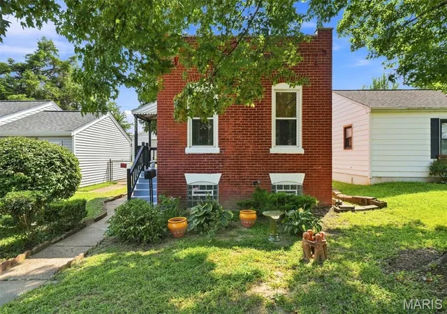 Photo 1 of Sale Pending at 3654 Roswell Ave, Saint Louis, MO 63116 | MLS# MIS26048427 | Listing updated on 2026-08-07