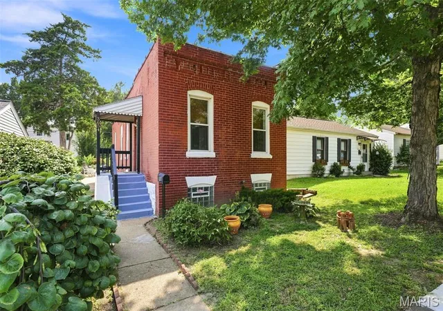 Photo 2 of Sale Pending at 3654 Roswell Ave, Saint Louis, MO 63116 | MLS# MIS26048427 | Listing updated on 2026-08-07