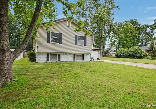 Photo 1 of Sale Pending at 112 Sutters Mill Rd, Saint Peters, MO 63376 | MLS# MIS26048457 | Listing updated on 2026-09-03