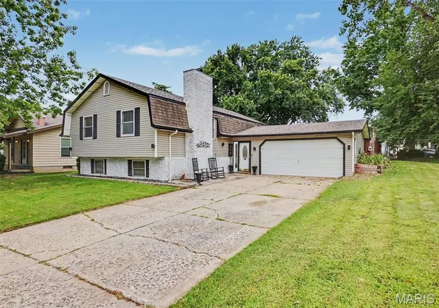 Photo 2 of Sale Pending at 112 Sutters Mill Rd, Saint Peters, MO 63376 | MLS# MIS26048457 | Listing updated on 2026-09-03
