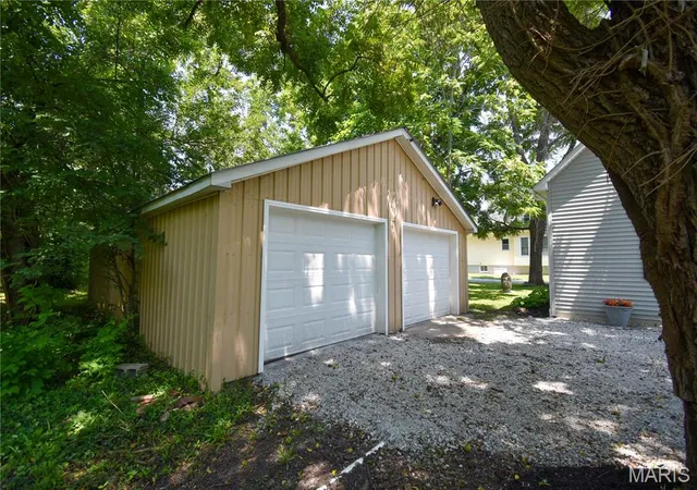 Photo 3 of Single family home for sale at 1201 E Main St, Staunton, IL 62088 | MLS# MIS26048477 | Listing updated on 2026-08-29