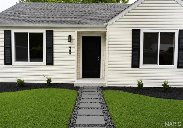 Photo 3 of Sale Pending at 909 Valentine St, Festus, MO 63028 | MLS# MIS26048479 | Listing updated on 2026-08-19