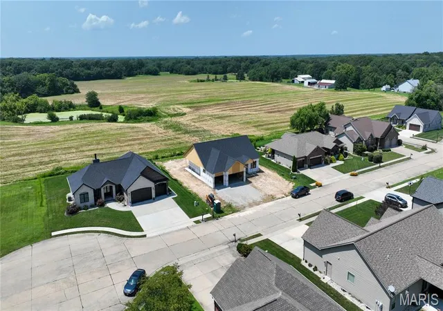 Photo 2 of Single family home for sale at 365 Golden Eye Ct, Staunton, IL 62088 | MLS# MIS26048494 | Listing updated on 2026-08-11