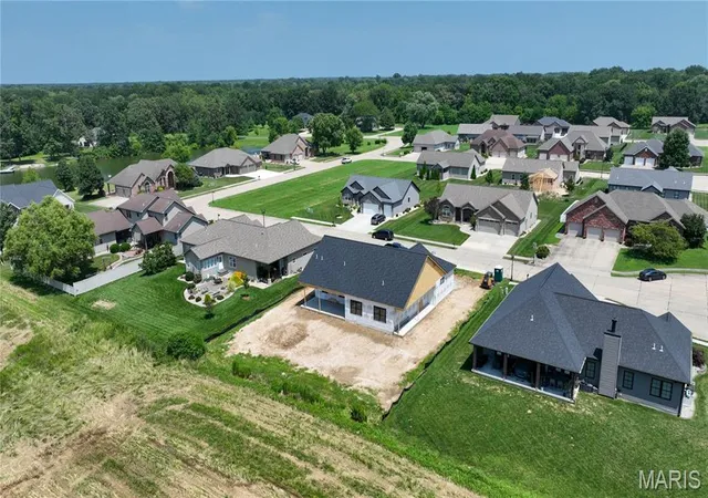 Photo 3 of Single family home for sale at 365 Golden Eye Ct, Staunton, IL 62088 | MLS# MIS26048494 | Listing updated on 2026-08-11