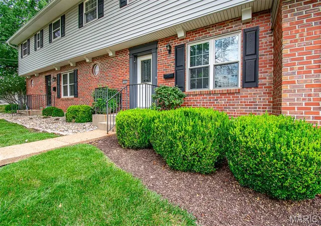 Photo 3 of Townhouse for sale at 13261 Cochero Dr, Saint Louis, MO 63141 | MLS# MIS26048509 | Listing updated on 2026-09-01
