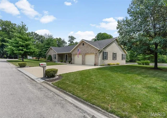 Photo 2 of Sale Pending at 6490 Timber Lane Dr, Mascoutah, IL 62258 | MLS# MIS26048530 | Listing updated on 2026-09-21
