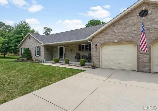 Photo 3 of Sale Pending at 6490 Timber Lane Dr, Mascoutah, IL 62258 | MLS# MIS26048530 | Listing updated on 2026-09-21