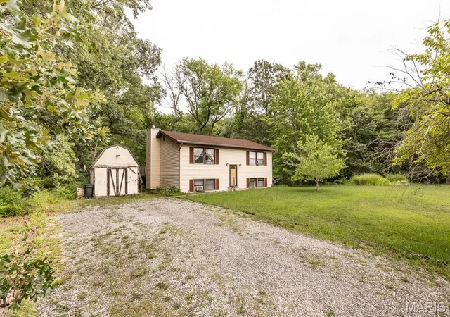 Photo 2 of Sale Pending at 10609 Town Hall Rd, Mascoutah, IL 62258 | MLS# MIS26048532 | Listing updated on 2026-08-26