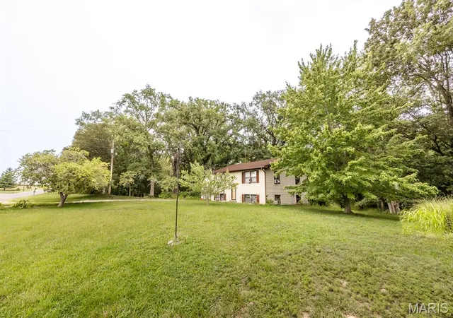 Photo 2 of Sale Pending at 10609 Town Hall Rd, Mascoutah, IL 62258 | MLS# MIS26048532 | Listing updated on 2026-08-26