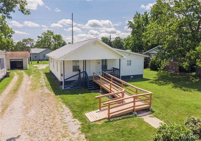 Photo 1 of Single family home for sale at 106 W Henry St, Gillespie, IL 62033 | MLS# MIS26048542 | Listing updated on 2026-09-04