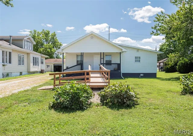 Photo 2 of Single family home for sale at 106 W Henry St, Gillespie, IL 62033 | MLS# MIS26048542 | Listing updated on 2026-09-04