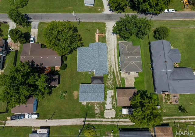 Photo 2 of Single family home for sale at 106 W Henry St, Gillespie, IL 62033 | MLS# MIS26048542 | Listing updated on 2026-09-04