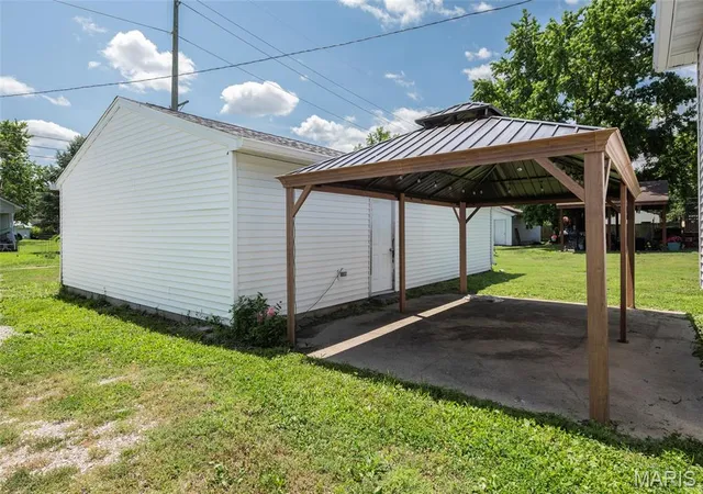 Photo 3 of Single family home for sale at 106 W Henry St, Gillespie, IL 62033 | MLS# MIS26048542 | Listing updated on 2026-09-04